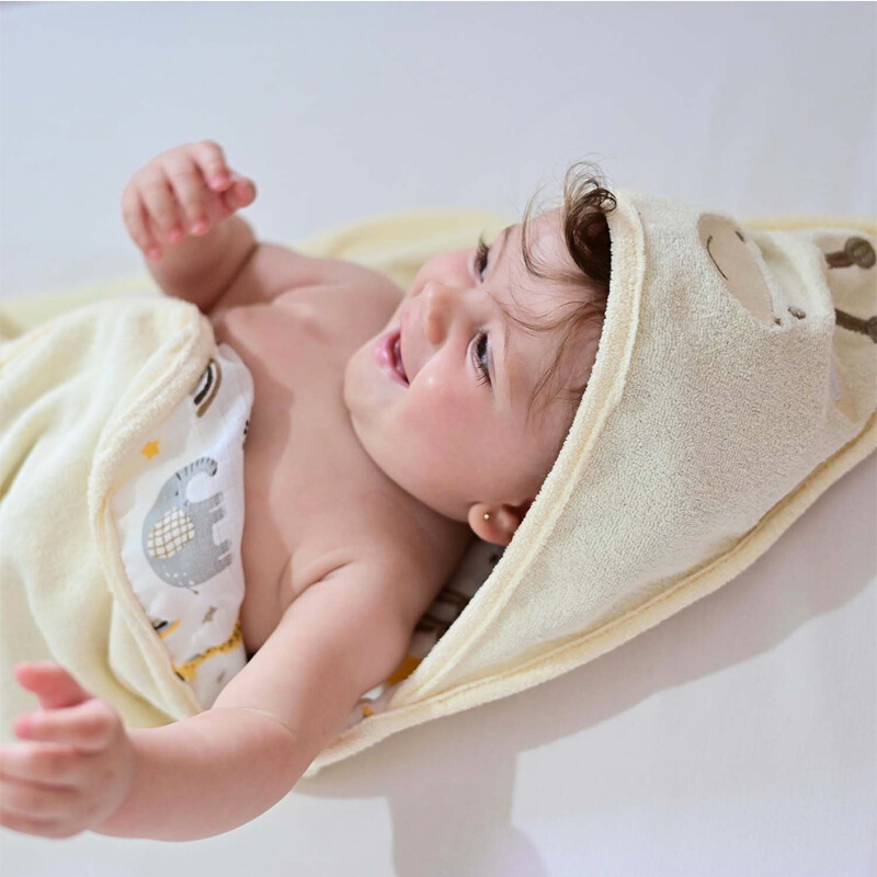 Toalha Com Capuz Bublim Plush Bordado Girafa