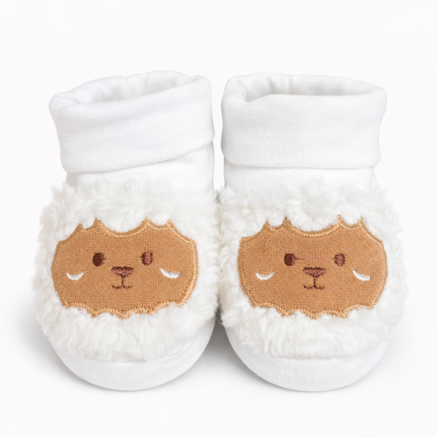 Sapatinho Bebê Everly em Pelúcia Bordado Ovelha