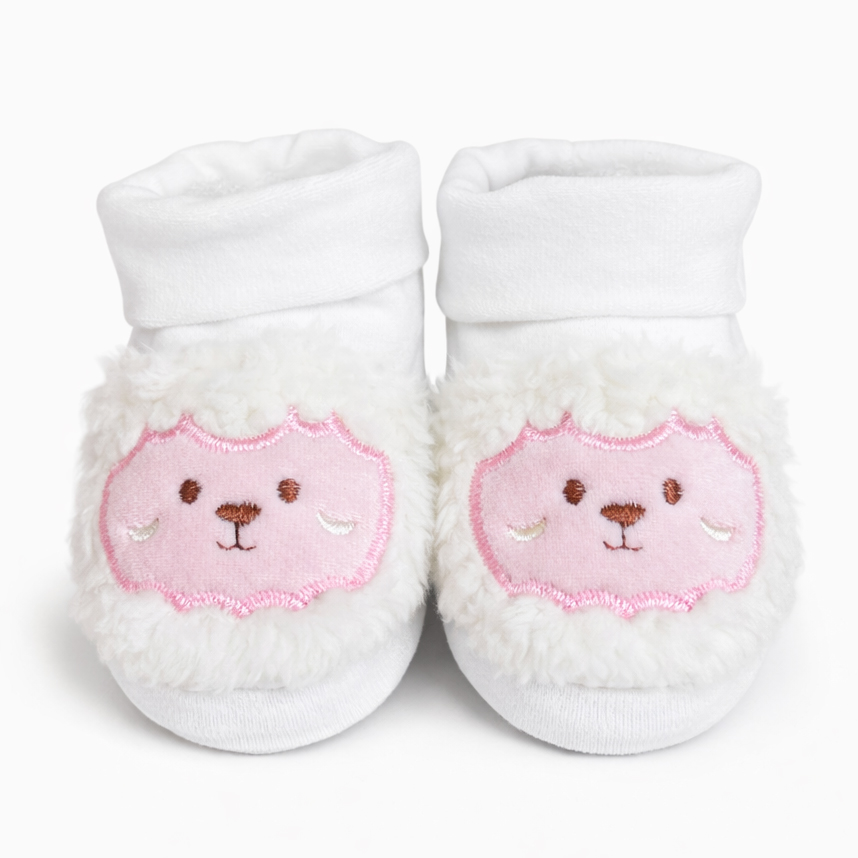 Sapatinho Bebê Everly em Pelúcia Bordado Ovelha