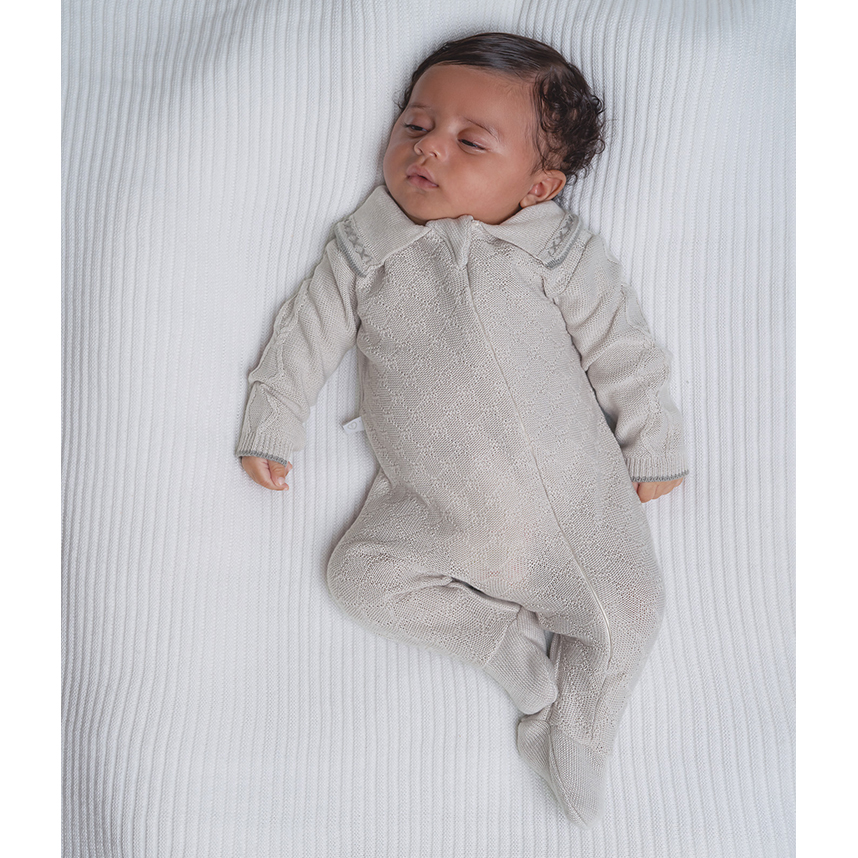 Macacão Bebê Longo Fofinho Tricô Com Gola Bordada