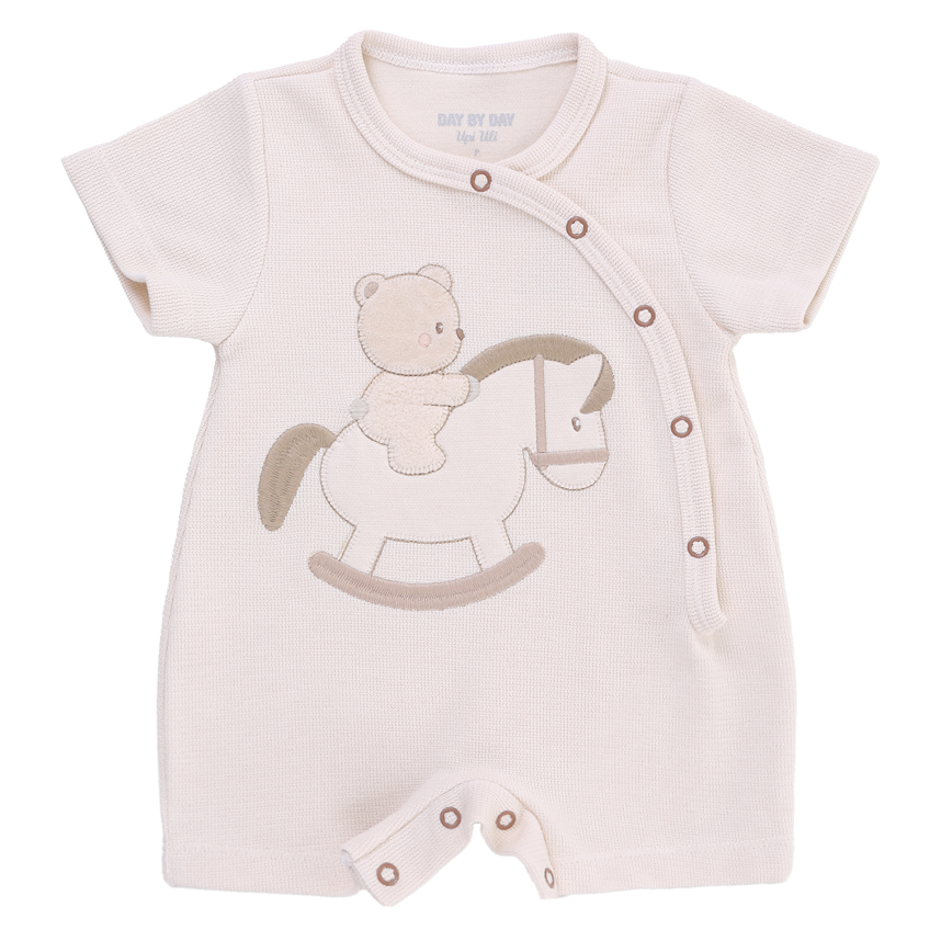 Macacão Curto Bebê Day By Bordado Urso Com Cavalinho Macacão Curto Bebê Day By Bordado Urso Com Cavalinho