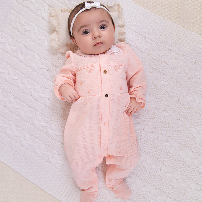 Macacão longo bebê Paraíso Pala trabalhada bordado flor